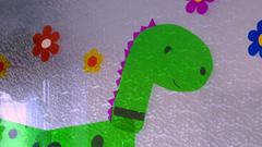 Der kleine Drache bringt die kleinen Patienten auf andere Gedanken (Foto: SR)