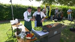 Das Duell: Grillen oder Schwenken (Foto: SR/Felix Schneider/Pasquale D'Angiolillo)