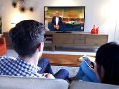 ein junges Paar beim Fernseh schauen (Foto: dpa/SR)