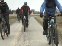 Eine Gruppe von Menschen fährt auf E-Bikes (Foto: SR Fernsehen)