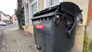 Müllcontainer am ehemaligen Gebäude der Bäckerei Hamm in St. Ingbert (Foto: SR/Max Zettler)