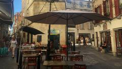 Camargue, da will ich hin! Einer der vielen Plätze in Arles. (Foto: SR)
