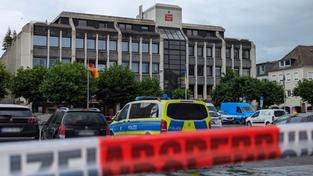 Das Gebäude der Sparkasse Saarlouis, davor Polizeiautos und Absperrband (Foto: Christoph Borgans/SR)