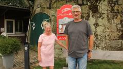 Das Ehepaar Enking vor ihrer 200 Jahre alten Mühle in Emsbüren. (Foto: SR)