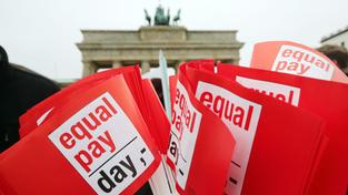 Fähnchen zum Equal Pay Day (Foto: dpa/Wolfgang Kumm)