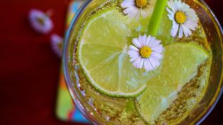 Erfrischungsgetränk mit Limette (Foto: pixabay/congerdesign)