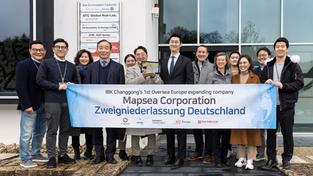Eröffnung des Standorts von MapSea am KIST mit Jisoo Kim (Gründer/CEO Mapsea, 7. von links), Ted Kim (Repräsentant gwSaar, CEO von iPartners, 1. v.li.), Dr. Soo Hyun Kim (Institutsdirektor KIST Europe, 4. v. li.) sowie weiteren Vertreterinnen und Vertretern von KIST, Start-ups und gwSaar (Foto: SR)