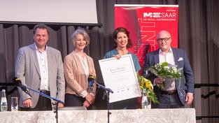 Eugen Helmlé Preisverleihung 2024: Bürgermeister Adam, Ricarda Wackers, Preisträgerin Claire de Oliveira, Jens Colling (ME Saar) (Foto: Pasquale D’Angiolillo)