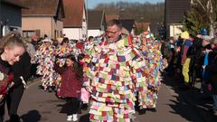 Der närrische Lindwurm in Saarlouis-Roden am Faasend-Dienstag (Foto: Pasquale D'Angiolillo)