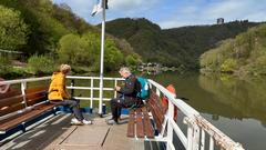 Zwei Wanderer fahren auf der Fähre Welles. (Foto: SR / Max Zettler)