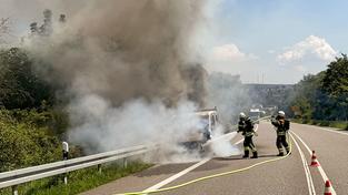 Feuerwehrkräfte löschen einen Fahrzeugbrand auf der B41 bei Winterbach (Foto: Lukas Becker, Feuerwehr St. Wendel)