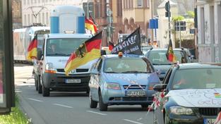 Bürgerinitiative demonstriert mit einem Fahrzeugkonvoi in Saarbrücken für den Mittelstand.  (Foto: SR / Felix Schneider)