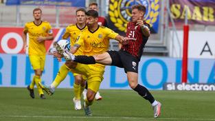 Im Zweikampf Kai Brünker (1. FC Saarbrücken) und Simon Lorenz (FC Ingolstadt 04) (Foto: IMAGO / Fotostand)