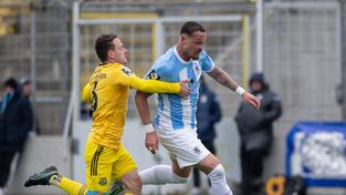 Kampf um den Ball / Zweikampf zwischen Patrick Sontheimer (1. FC Saarbruecken, 6) und Joel Zwarts (TSV 1860 Muenchen, 9) (Foto: IMAGO / Eibner)