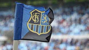 Eine Eckfahne mit Logo des 1. FC Saarbrücken im Ludwigspark-Stadion (Foto: IMAGO / Jan Huebner)