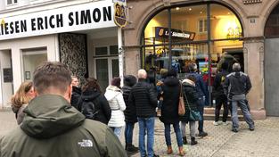 Warteschlange vor dem FCS-Fanshop in Saarbrücken (Foto: SR/Max Zettler)