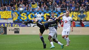 Marcel Gaus (1. FC Saarbrücken) im Zweikampf mit Kelvin Arase (SV Waldhof Mannheim (Foto: IMAGO / Fussball-News Saarland)