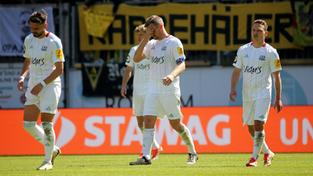Kasim Rabihic, Manuel Zeitz und Patrick Sontheimer enttäuscht nach der Niederlage gegen Aachen (Foto: IMAGO / Jan Huebner)