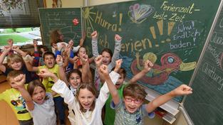 Schüler freuen sich über den Ferienbeginn (Foto: dpa)