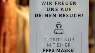 Ein Schild mit der Aufschrift "Zutritt nur mit einer FFP2 Maske!" (Foto: picture alliance/dpa/Swen Pförtner)