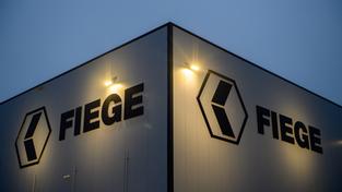 Licht brennt an Lagerhallen des Logistikunternehmens "Fiege". (Foto: picture alliance/dpa | Klaus-Dietmar Gabbert)