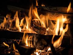 Holzfeuer in einem Kamin (Foto: Pixabay / LAWJR)