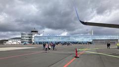 Passagiere auf dem Weg zu ihrem Flugzeug auf dem Flughafen Ensheim (Foto: SR/Karin Mayer)