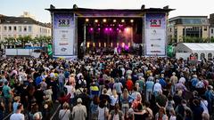 Markus und Band, Geier Sturzflug, Alexander Kerbst als Falco auf der Emmes 2023 (Foto: Dirk Guldner)