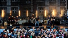 Markus und Band, Geier Sturzflug, Alexander Kerbst als Falco auf der Emmes 2023 (Foto: Dirk Guldner)