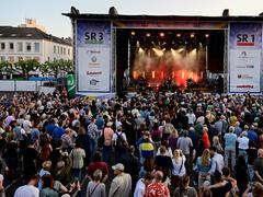 Markus und Band, Geier Sturzflug, Alexander Kerbst als Falco auf der Emmes 2023 (Foto: Dirk Guldner)