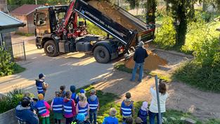 Die Kinder der Protestantischen Kindertagesstätte Mimbach bekommen ihren neuen Sand geliefert. (Foto: SR/Christian Job)