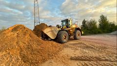 Ein Bagger der Gebr. Arweiler GmbH & Co. KG in Dillingen schaufelt Sand. (Foto: SR/Uwe Jäger)