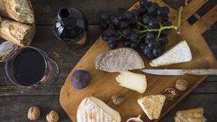 Französischer Käse und Wein (Foto: Imago)