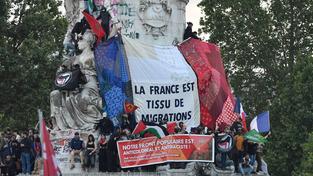 Demonstranten der Nouveau Front Populaire in Paris (Foto: IMAGO / Le Pictorium)