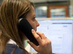 Frau am Telefon (Foto: Pasquale D'Angiolillo)