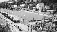 Das Schwimmbecken und der ehemalige Sprungturm im Freibad in Dudweiler (1974). (Foto: Dudweiler Geschichtswerkstatt)