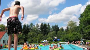 Freibad (Foto: pixabay/HansMartinPaul)