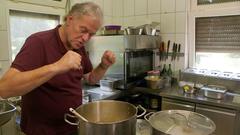 Freut sich auf sein Fiaker-Gulasch - Andreas Forsthuber vom Café Wien in Gorxheim (Foto: SR/Sven Rech)