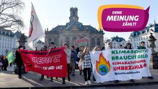 Klimaaktivistinnen und -Aktivisten demonstrieren vor der Saarbrücker Ludwigskirche (Foto: SR)
