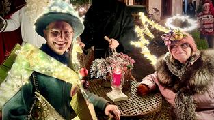 Tannenfriemel und Jubelanda auf dem Weihnachtsmarkt (Foto: SR)