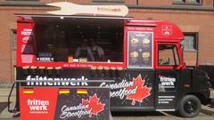 Frittenwerk verkauft aus einem alten UPS- Auto kanadische Pommes- Spezialitäten (Foto: Gordian Arneth)