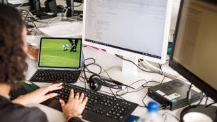 Auf einem Tablet neben dem Computer läuft ein Fußballspiel während der Arbeit (Foto: SR / Sebastian Knöbber)
