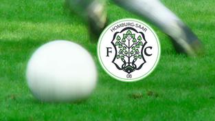 Logo des FC Homburg vor Fußballrasen (Foto: SR)