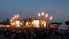 Die Bühne 'on fire' (Foto: Dirk Guldner)