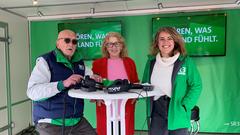 SR 3-Ü-Wagen-Reporter Thomas Gerber und Simin Sadeghi mit Bürgermeisterin Maria Vermeulen (Foto: SR/Dorothee Scharner)