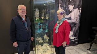 Burkhardt Valentin und Maria Valentin vor einer Vitrine der Glasausstellung in Wadgassen (Foto: SR / Christoph Borgans)