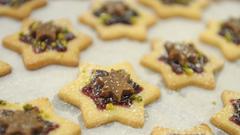 Marzipanplätzchen mit Johannisbeergelee und Nuss-Nougatsternen (Foto: Pasquale D'Angiolillo)