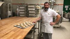 Michael Ackermann in der Backstube der Bäckerei Ziegler in Schiffweiler. (Foto: Uwe Jäger / SR)