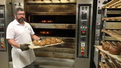 Michael Ackermann nimmt Brötchen aus dem Backofen. (Foto: Uwe Jäger / SR)