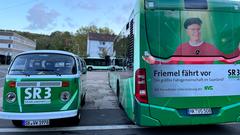 GuMo-Mobil und Bus mit Friemel fährt vor Werbung (Foto: SR Simin Sadeghi)